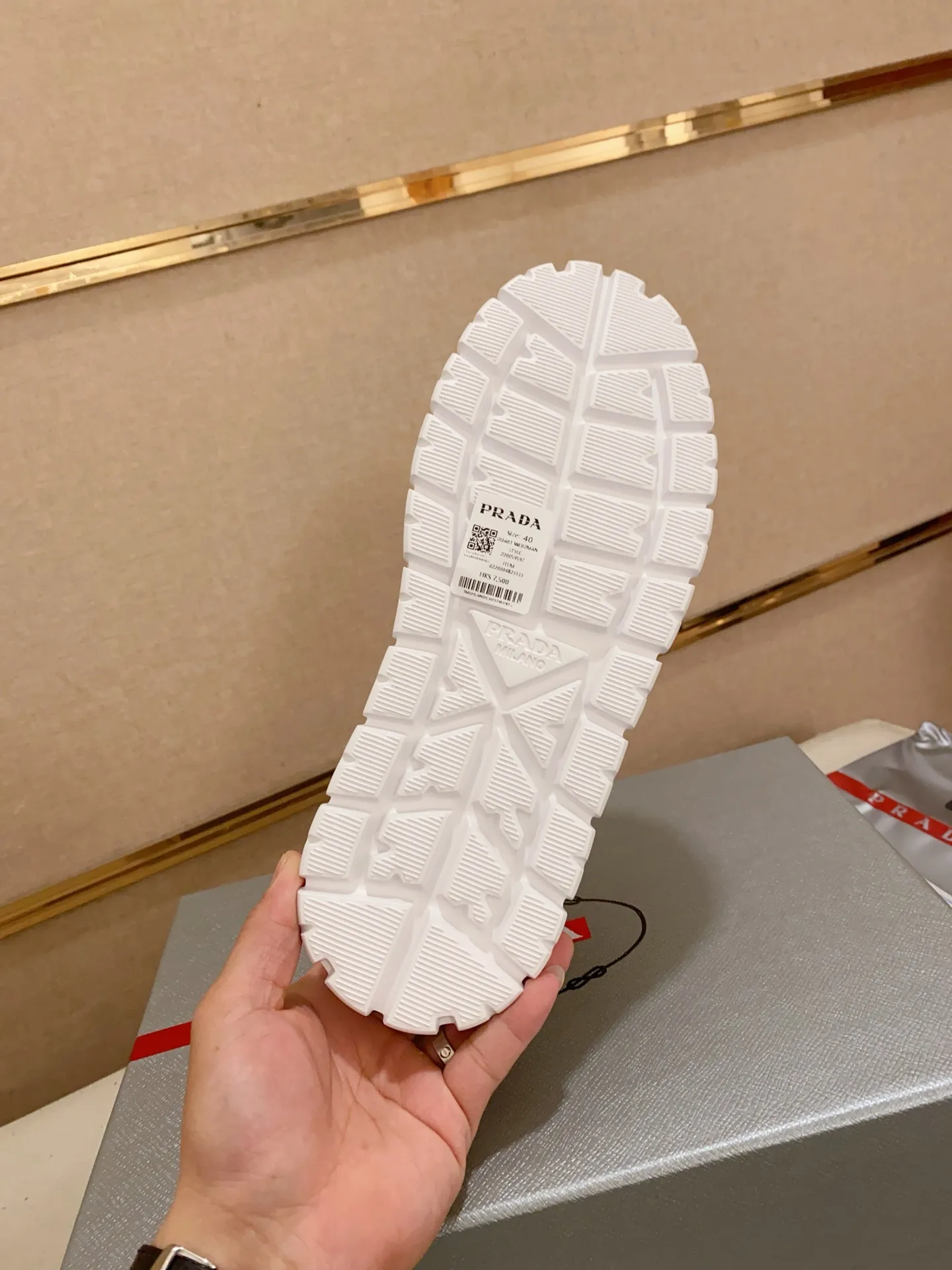 Men's shoes💰 620💰 ✔️✔️✔️Higher version High-quality new PRADA counters are launched simultaneously. The new men's shoes and 😘fabrics are selected from first-layer cowhide and are made by pure handicrafts. Lining: Full cowhide lining. 👍🏿 High-end ☄️ air-cushion molded anti-slip rubber outsole, exquisite lines, simple and elegant, comfortable and high-end for leisure travel. Code number: 38 to 44